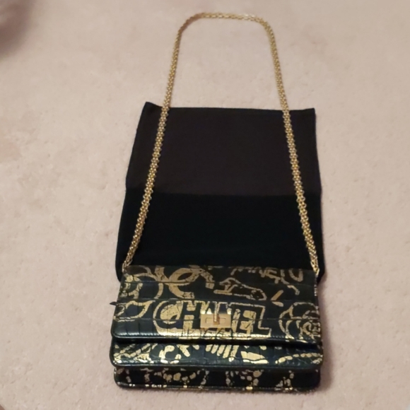 SOLD CHANEL*RARE* Paris-New York 2019 Graffiti WOC - Picture 8 of 16